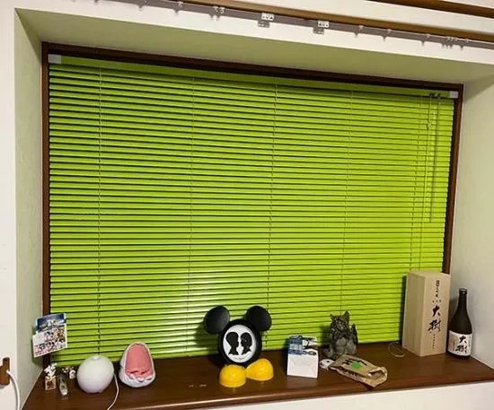 出窓にブラインドが設置されている