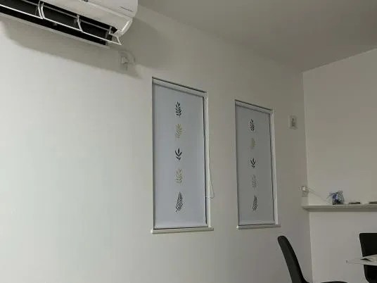 小窓にロールスクリーンが取り付けられているレビュー写真