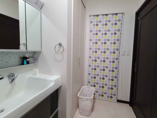 洗面所に設置されたロールスクリーンの写真