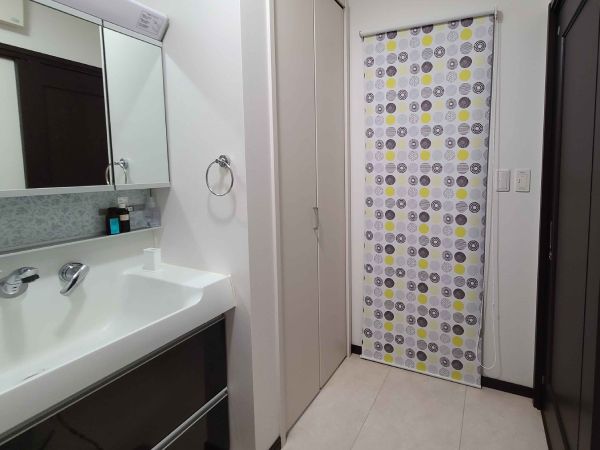 洗面所にロールスクリーンが取り付けられている