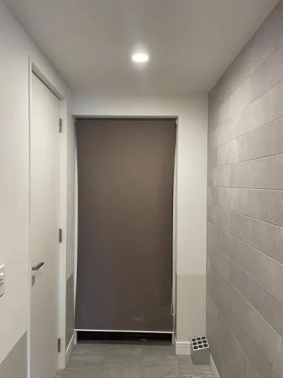 玄関の目隠しにロールスクリーンを取り付けたお客様レビュー写真