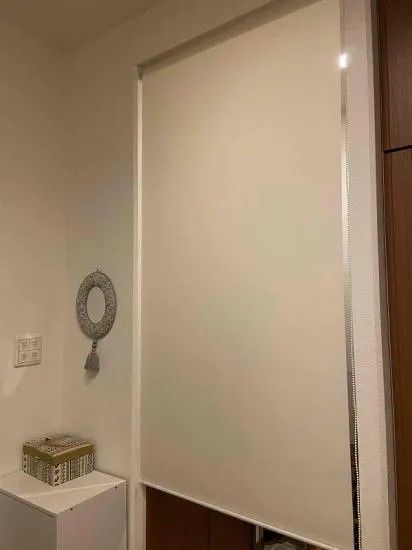 玄関に無地のロールスクリーンを取り付けたお客様レビュー写真