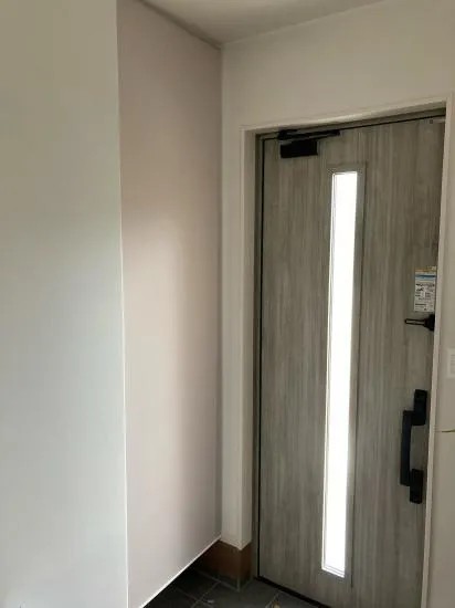 玄関収納をロールスクリーンで目隠ししたお客様事例