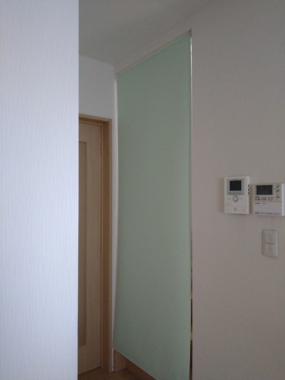 逆巻きロールスクリーンを取り付けたリビング階段のレビュー写真