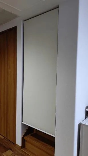 逆巻き仕様のロールスクリーン