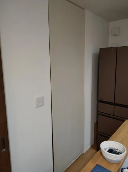 間仕切りに逆巻きロールスクリーンが付けられているレビュー写真