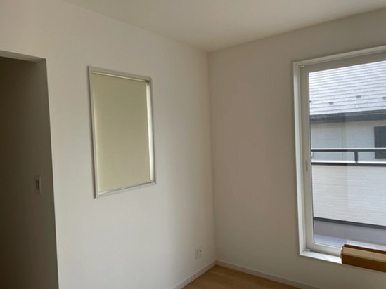 小窓に逆巻きロールスクリーンを設置しているレビュー写真