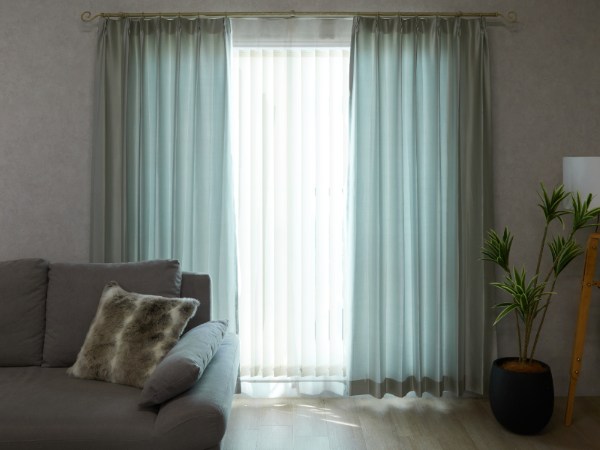 カーテンとバーチカルブラインドを併用