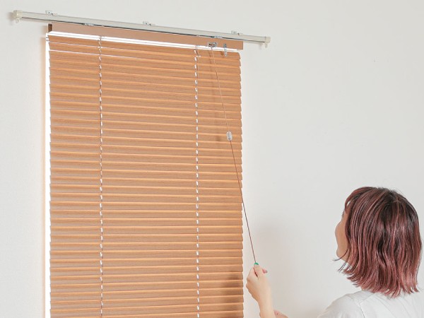 カーテンレールに設置されたブラインド