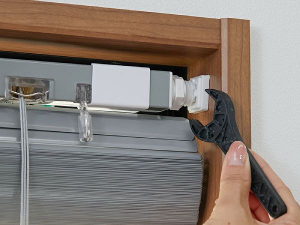 つっぱりブラインドの取り付け方法