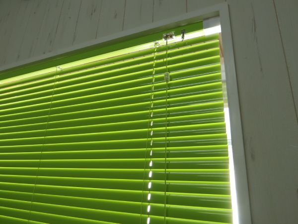 つっぱり式ブラインドの光漏れ具合