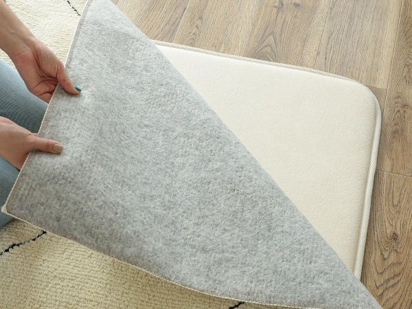 厚手の下敷きが敷かれたラグ