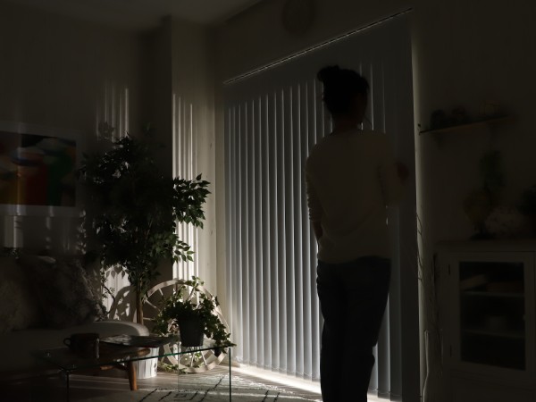 バーチカルブラインドの羽根を閉じている様子