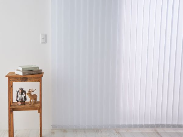 たたみ代を考慮して大きいサイズで取り付けられたバーチカルブラインド