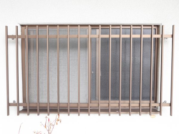 窓に取り付けられた面格子