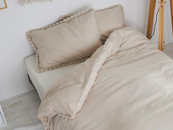 ベージュのベッドシーツ