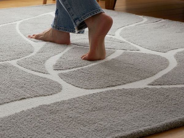 ウレタンラグ『デラックスリート2』の上を歩いている