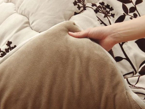 厚手こたつ布団『シエナ』を持っている様子
