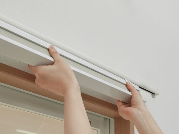 カーテンレールに取り付けられたハニカムスクリーン