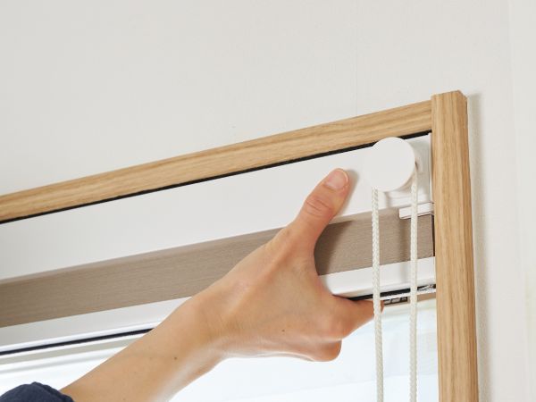 天井付けされているハニカムスクリーン