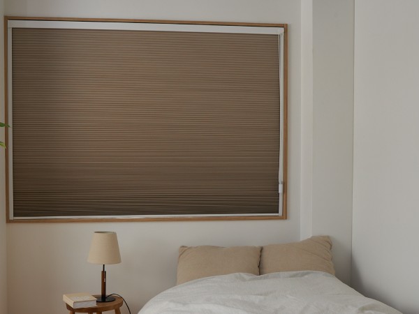 隙間のない完全遮光のハニカムスクリーン