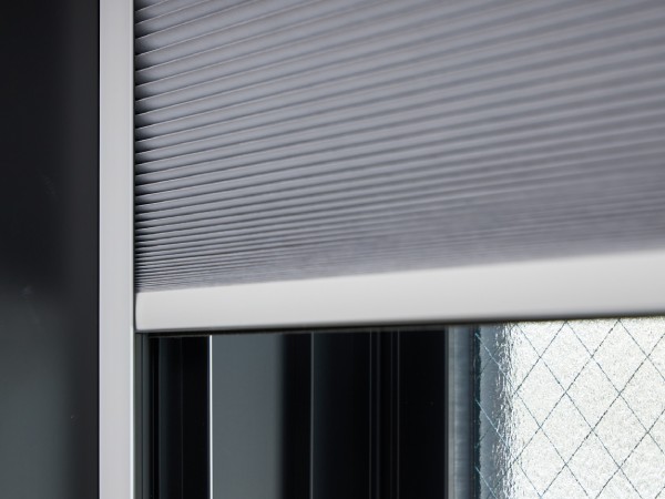 ガイドレール付きのハニカムスクリーン