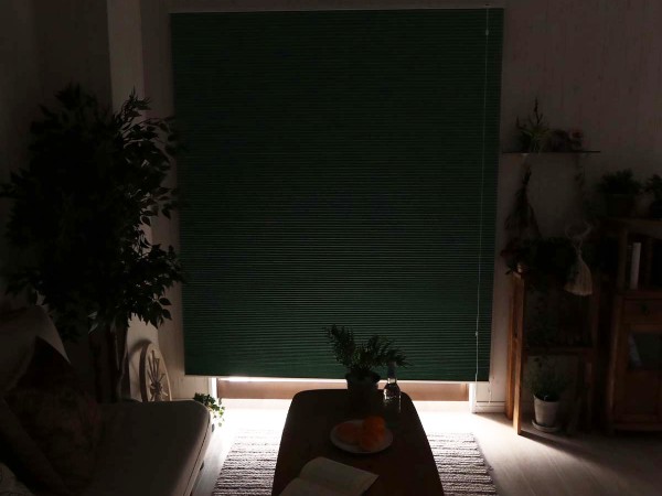 正面付けハニカムスクリーンは光漏れが少ない