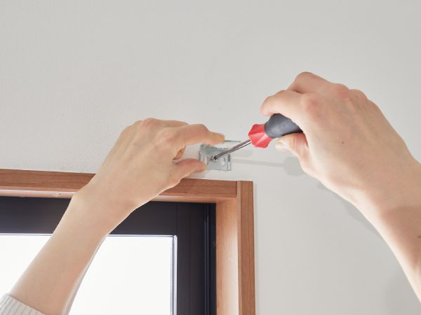 正面付けのブラケットを取り付けているところ