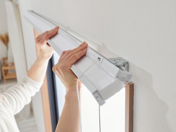 窓枠に正面付けされているハニカムスクリーン