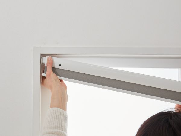 つっぱりハニカムスクリーンを設置している様子