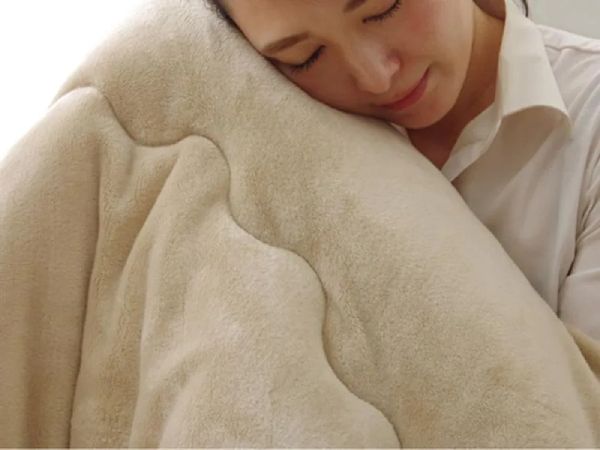 こたつ布団『ファム』に触れている女性