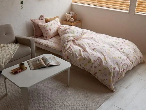 ピンク色のベッドシーツ