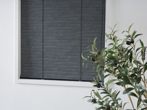 ダークグレーのPVCブラインド