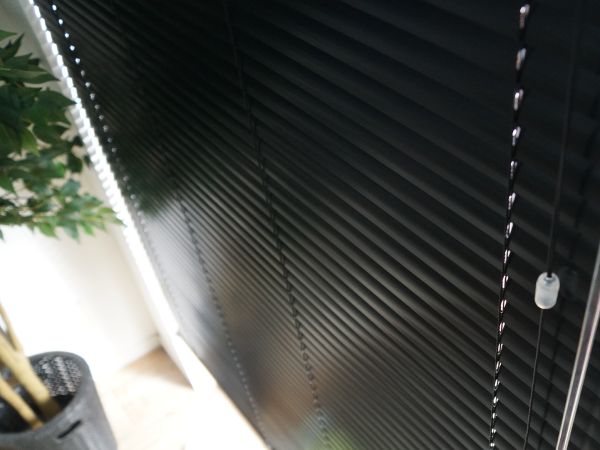 アルミ製の黒のブラインド