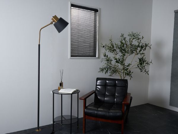 黒のブラインドが設置されたモダンでおしゃれな部屋