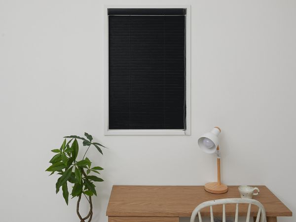 黒色のブラインド