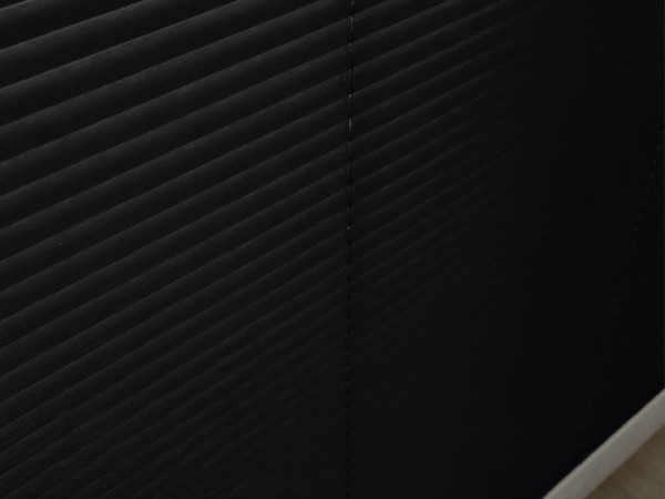PCV素材の黒のブラインド