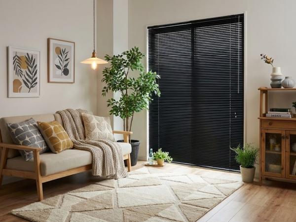 黒いブラインドが設置された北欧モダンな部屋