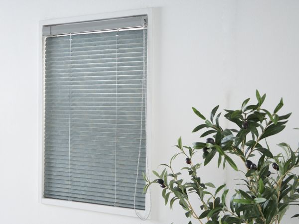 小窓に取り付けられたブラインド