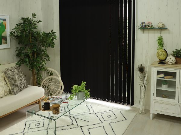 羽根が黒色のバーチカルブラインド