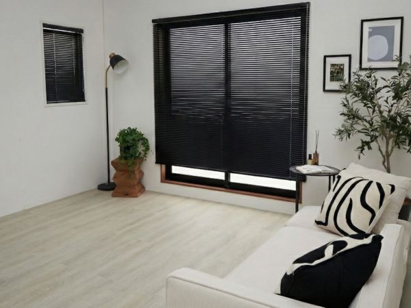 白と黒でまとめられたおしゃれな部屋