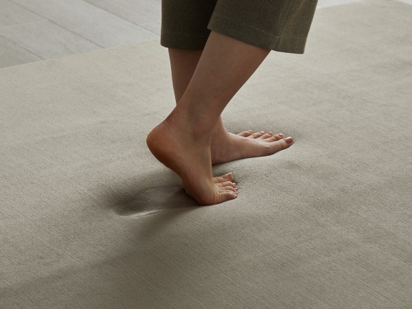 低反発ラグについた足跡