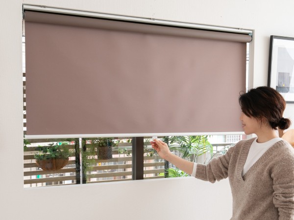 天井付けされたロールスクリーン