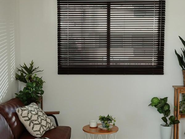 ダークブラウンのウッドブラインド