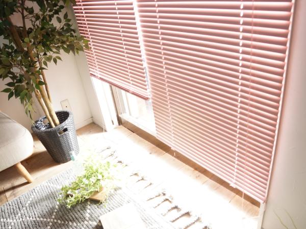 ピンク色のアルミブラインド
