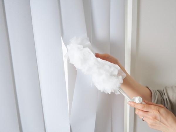 バーチカルブラインドを掃除しているところ