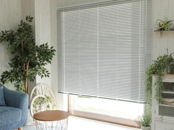 白色のアルミブラインド