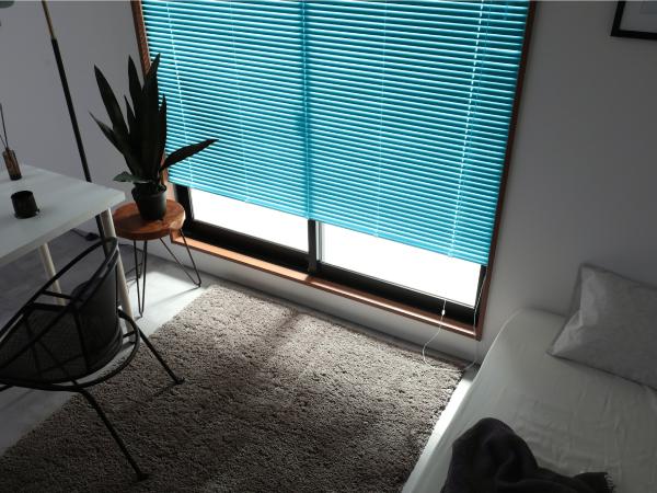 青色のブラインド