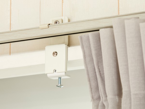 ワクラクプレートでカーテンを設置している