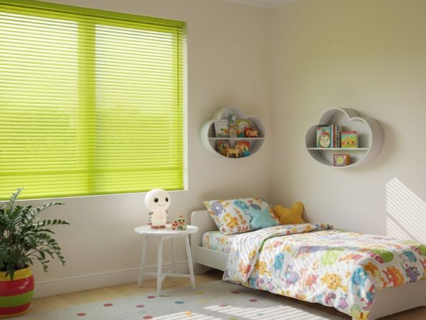 ブラインドが取り付けられた子ども部屋